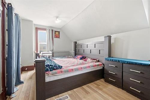 384 Magnus Ave, Winnipeg, MB - Indoor Photo Showing Bedroom