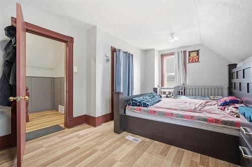 384 Magnus Ave, Winnipeg, MB - Indoor Photo Showing Bedroom