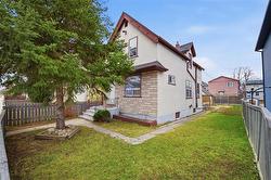 384 Magnus AVE  Winnipeg, MB R2W 2B9