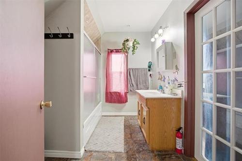 384 Magnus Ave, Winnipeg, MB - Indoor Photo Showing Bathroom