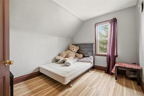 384 Magnus Ave, Winnipeg, MB - Indoor Photo Showing Bedroom