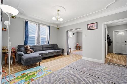 384 Magnus Ave, Winnipeg, MB - Indoor Photo Showing Living Room