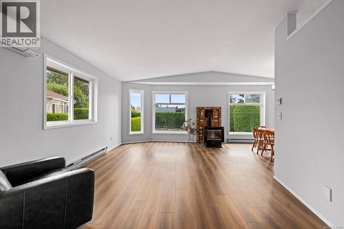 2233 6Th St E, Courtenay, BC - Indoor Photo Showing Living Room