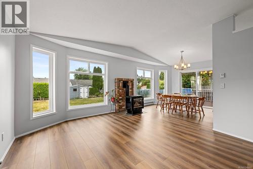 2233 6Th St E, Courtenay, BC - Indoor Photo Showing Living Room