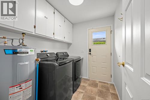 2233 6Th St E, Courtenay, BC - Indoor Photo Showing Laundry Room