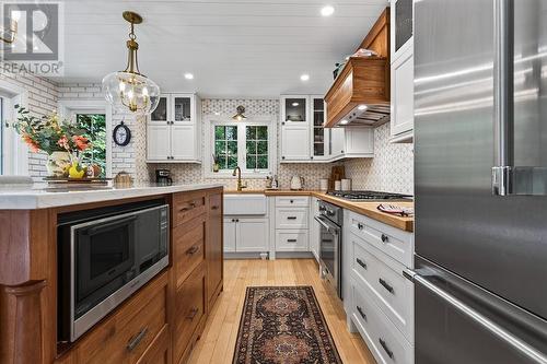 966 Fourth Lin E, Sault Ste. Marie, ON - Indoor Photo Showing Kitchen With Upgraded Kitchen