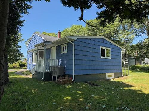 7 Highland Avenue, Yarmouth, NS 
