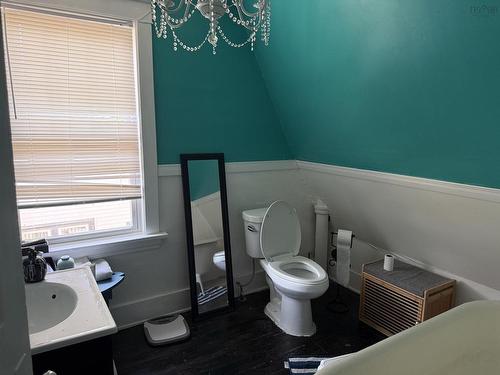 45 Scotia Street, Bridgewater, NS - Indoor Photo Showing Bathroom
