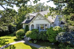 688 Falkland Rd  Oak Bay, BC V8S 4L5