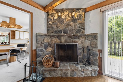 Salle familiale - 14 Place Ashton, Beaconsfield, QC - Indoor With Fireplace