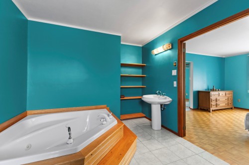 Salle de bains attenante à la CCP - 14 Place Ashton, Beaconsfield, QC - Indoor Photo Showing Bedroom
