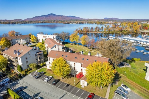D-301-261 Rue Merry S.  Magog, QC J1X 3L2