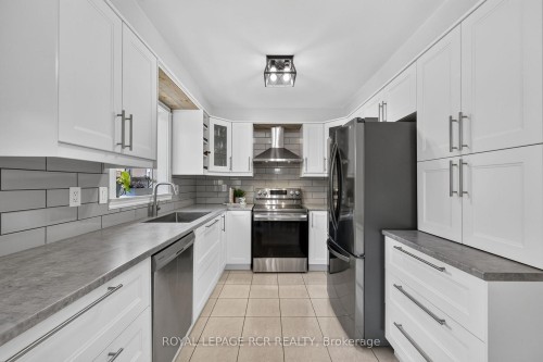 95 Waters Boulevard, Milton, ON - Indoor Photo Showing Kitchen