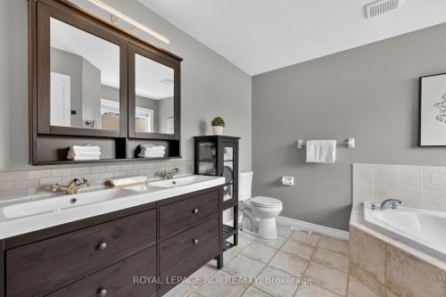 95 Waters Boulevard, Milton, ON - Indoor Photo Showing Bathroom