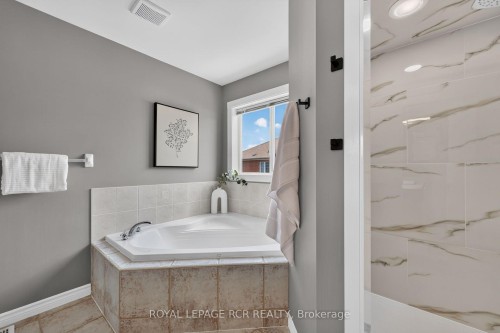 95 Waters Boulevard, Milton, ON - Indoor Photo Showing Bathroom