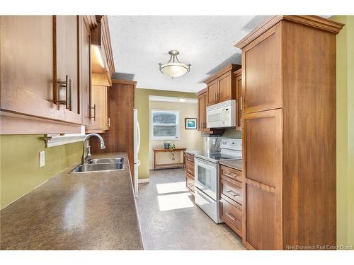 6 Robinson Dr, Fredericton, NB 