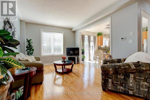 35 Hardgate Crescent, Brampton, ON - Indoor Photo Showing Living Room