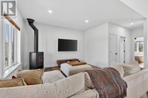 9304 Perth Road, Rideau Lakes, ON - Indoor Photo Showing Living Room