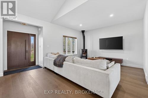9304 Perth Road, Rideau Lakes, ON - Indoor Photo Showing Living Room