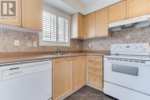 39 Millcliff Circle, Aurora, ON - Indoor Photo Showing Kitchen With Double Sink