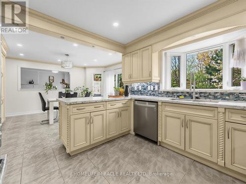 2023 Jacamar Court, Mississauga, ON - Indoor Photo Showing Kitchen With Upgraded Kitchen