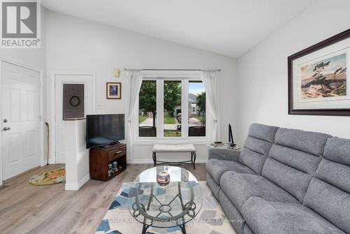 18 Draper Crescent, Barrie, ON - Indoor Photo Showing Living Room