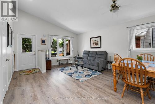 18 Draper Crescent, Barrie, ON - Indoor Photo Showing Living Room