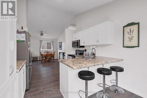 18 Draper Crescent, Barrie, ON - Indoor Photo Showing Kitchen With Double Sink With Upgraded Kitchen