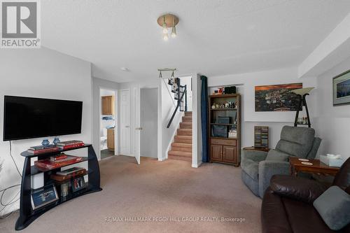 18 Draper Crescent, Barrie, ON - Indoor Photo Showing Living Room
