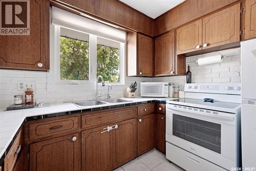 7208 Dewdney Avenue, Regina, SK - Indoor Photo Showing Kitchen With Double Sink