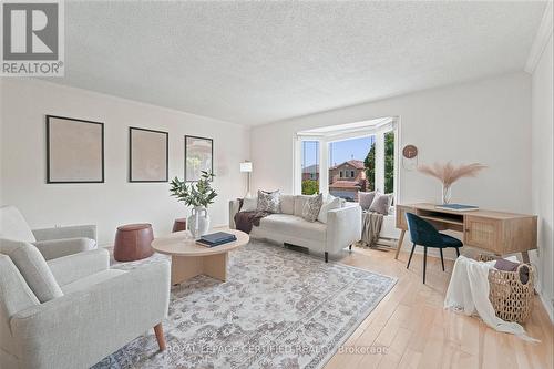 3135 Shadetree Drive, Mississauga, ON - Indoor Photo Showing Living Room