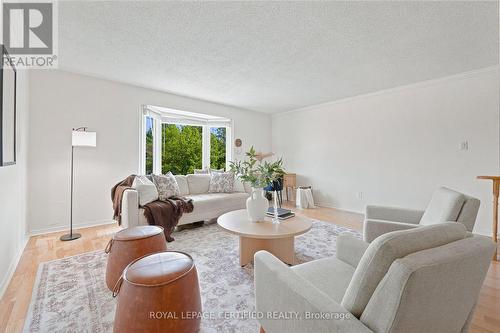 3135 Shadetree Drive, Mississauga, ON - Indoor Photo Showing Living Room