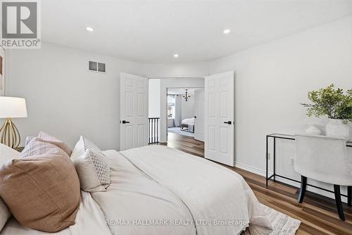 1334 Upper Paradise Road, Hamilton, ON - Indoor Photo Showing Bedroom