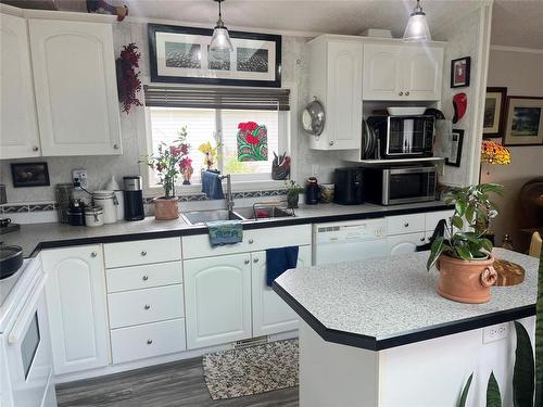 14 Goldfinch Crescent, Brandon, MB - Indoor Photo Showing Kitchen