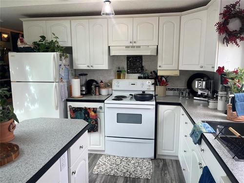 14 Goldfinch Crescent, Brandon, MB - Indoor Photo Showing Kitchen