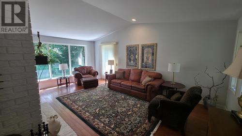 823 Fourth Lin E, Sault Ste. Marie, ON - Indoor Photo Showing Living Room