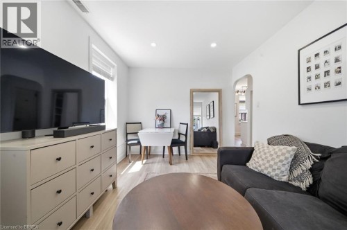 8 Russell Street, Brantford, ON - Indoor Photo Showing Living Room