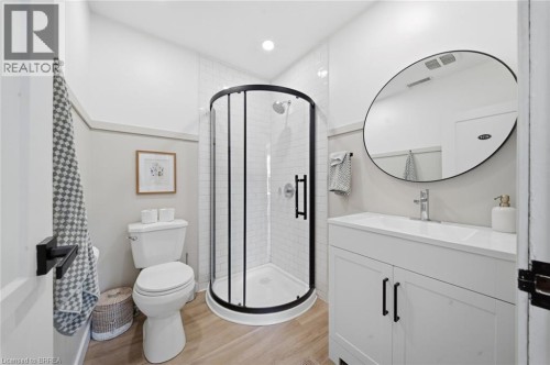 8 Russell Street, Brantford, ON - Indoor Photo Showing Bathroom