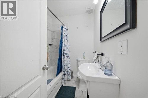 8 Russell Street, Brantford, ON - Indoor Photo Showing Bathroom