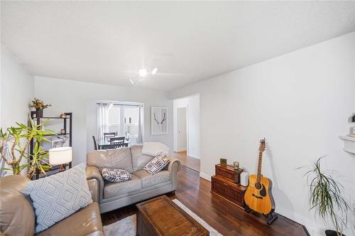 19 Lechman Place, Winnipeg, MB - Indoor Photo Showing Living Room