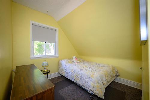 207 Hill Street, Winnipeg, MB - Indoor Photo Showing Bedroom