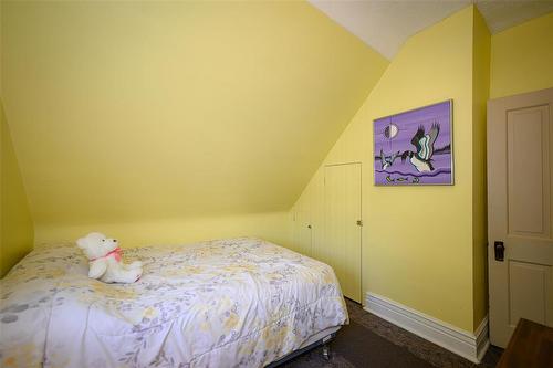 207 Hill Street, Winnipeg, MB - Indoor Photo Showing Bedroom