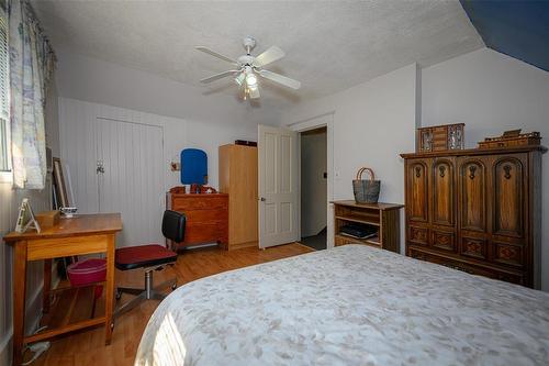 207 Hill Street, Winnipeg, MB - Indoor Photo Showing Bedroom