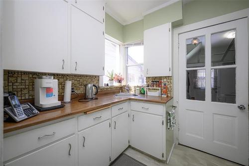 207 Hill Street, Winnipeg, MB - Indoor Photo Showing Kitchen