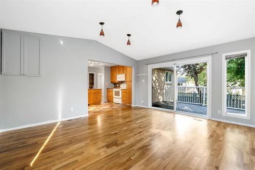 106 Clayton Drive, Winnipeg, MB - Indoor Photo Showing Living Room