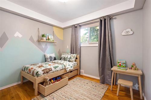 106 Clayton Drive, Winnipeg, MB - Indoor Photo Showing Bedroom