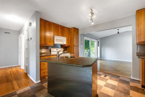 106 Clayton Drive, Winnipeg, MB - Indoor Photo Showing Kitchen