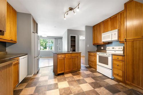 106 Clayton Drive, Winnipeg, MB - Indoor Photo Showing Kitchen