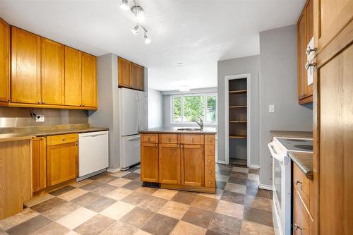 106 Clayton Drive, Winnipeg, MB - Indoor Photo Showing Kitchen