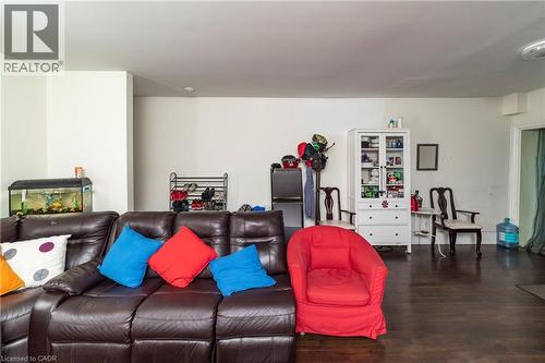 33 Railway Street, Hamilton, ON - Indoor Photo Showing Living Room